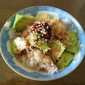 オススメ☆かつお節ドッサリ、梅とポン酢のアボガド丼